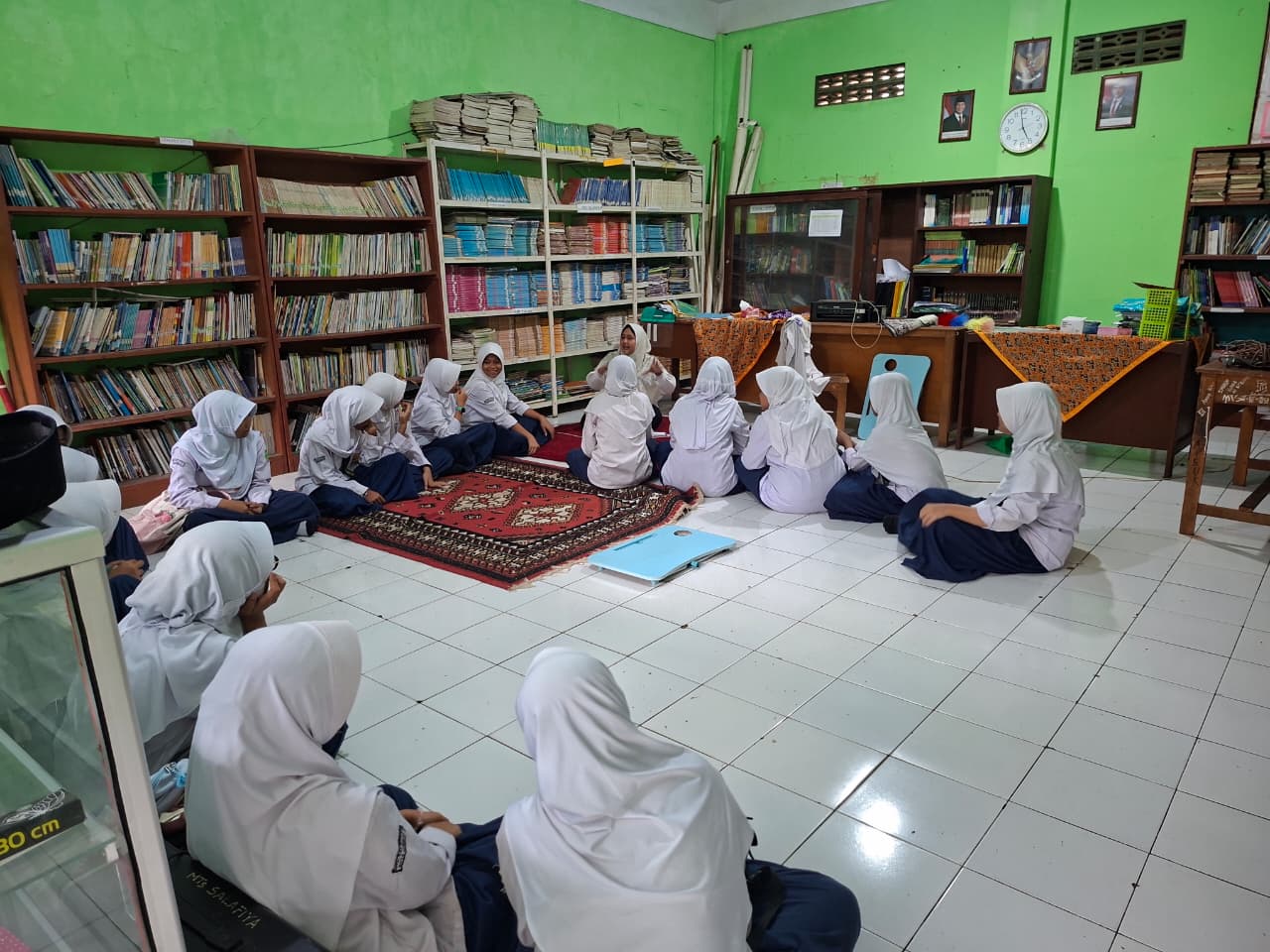Suasana Khidmat Tadarusan MTs Salafiyah Bersama Guru Pembimbing &ndash; gambar 3
