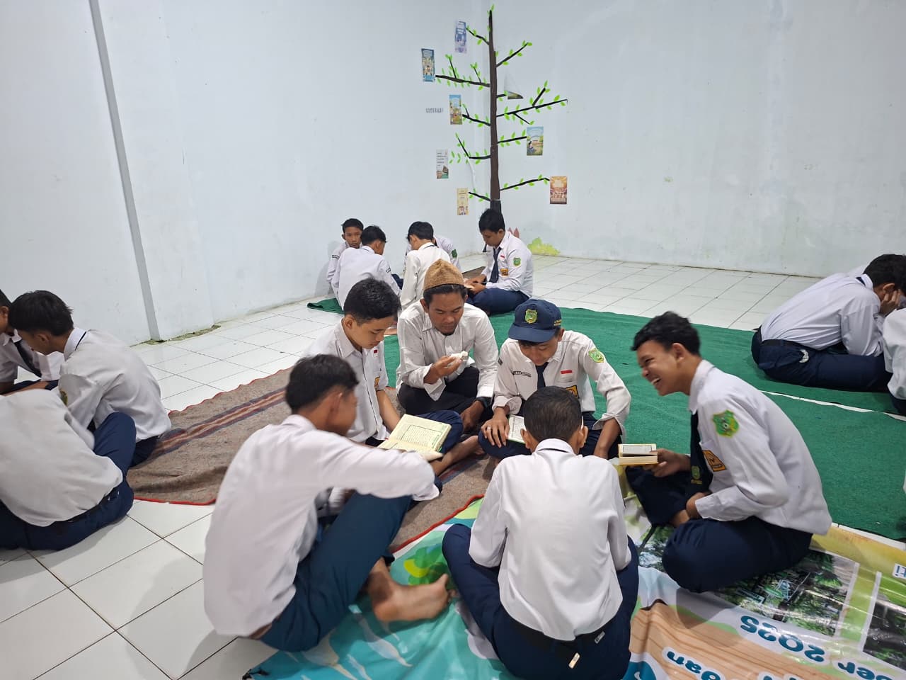 Suasana Khidmat Tadarusan MTs Salafiyah Bersama Guru Pembimbing &ndash; gambar 2