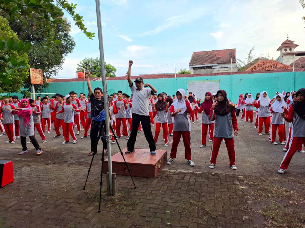 MTs Salafiyah Kota Cirebon Gelar “Senam Ceria”, Bangun Budaya Sehat dan Kebersamaan &ndash; gambar 5