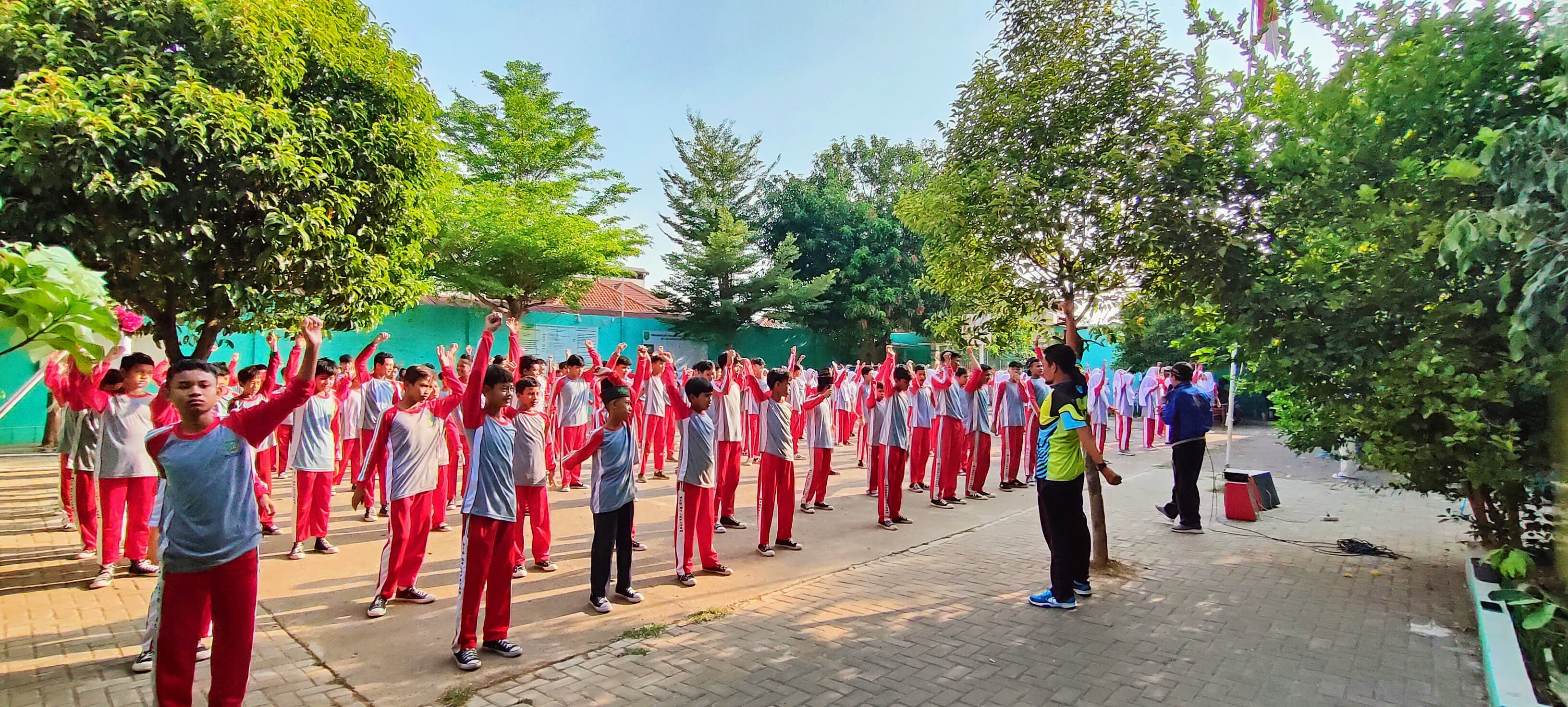 MTs Salafiyah Kota Cirebon Gelar “Senam Ceria”, Bangun Budaya Sehat dan Kebersamaan &ndash; gambar 7