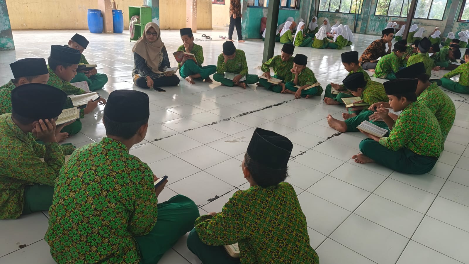 Kegiatan Ramadhan Hari ke-3 MI Salafiyah
Menanamkan Cinta Al-Qur’an Sejak Dini &ndash; gambar 5