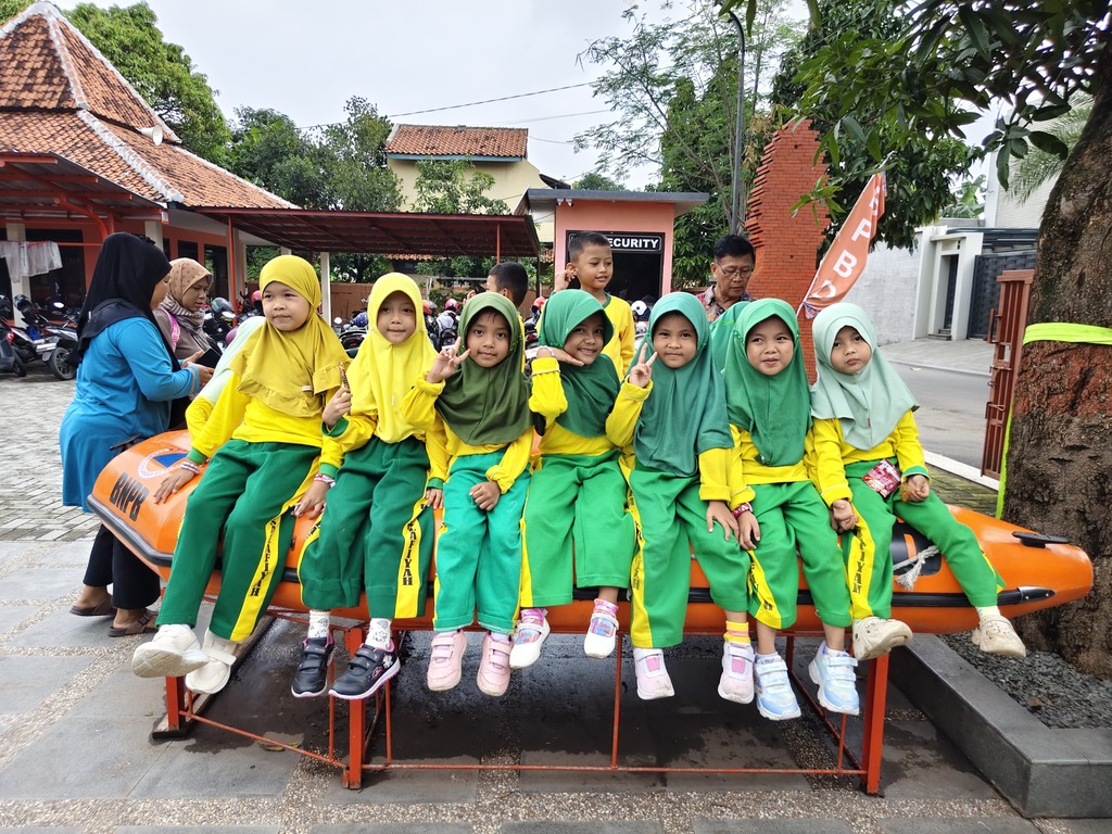 Kunjungan Edukatif RA ke BPBD Kota Cirebon: Puncak Pembelajaran Topik "Alam Semesta" &ndash; gambar 3