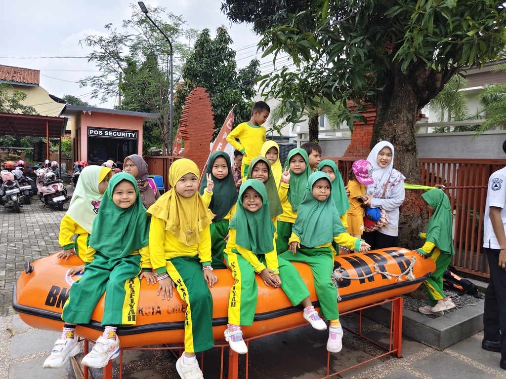 Kunjungan Edukatif RA ke BPBD Kota Cirebon: Puncak Pembelajaran Topik "Alam Semesta" &ndash; gambar 4